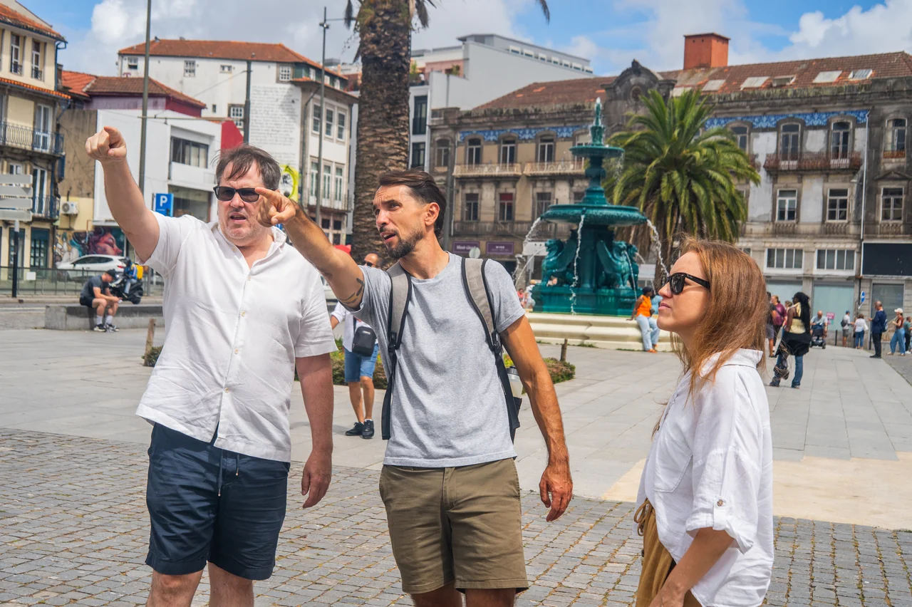 Thiago Costa speaking with two guests during a private walk in Porto.